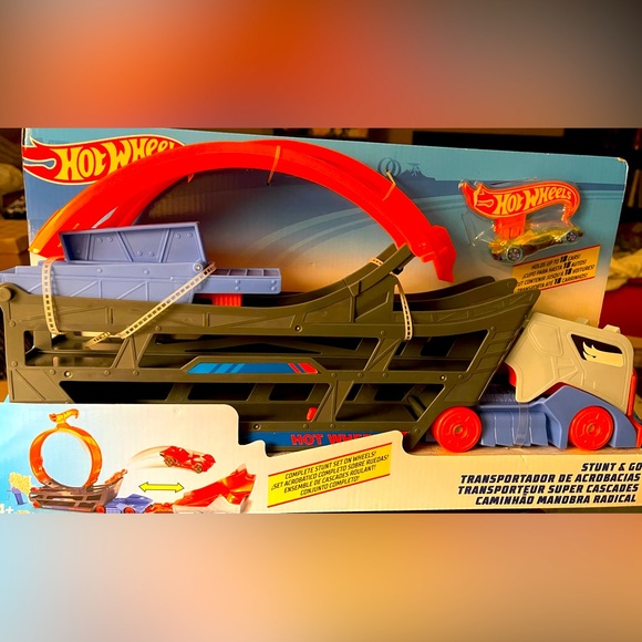 Hot Wheels Transporter Complete Stunt Set On Wheels. NWT - Picture 1 of 7